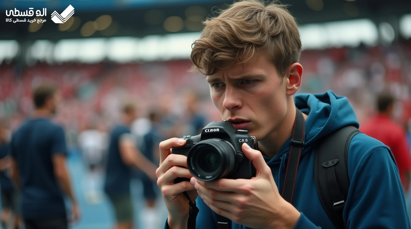 مردی که در حال عکاسی از یک صحنه زمین فوتبال است