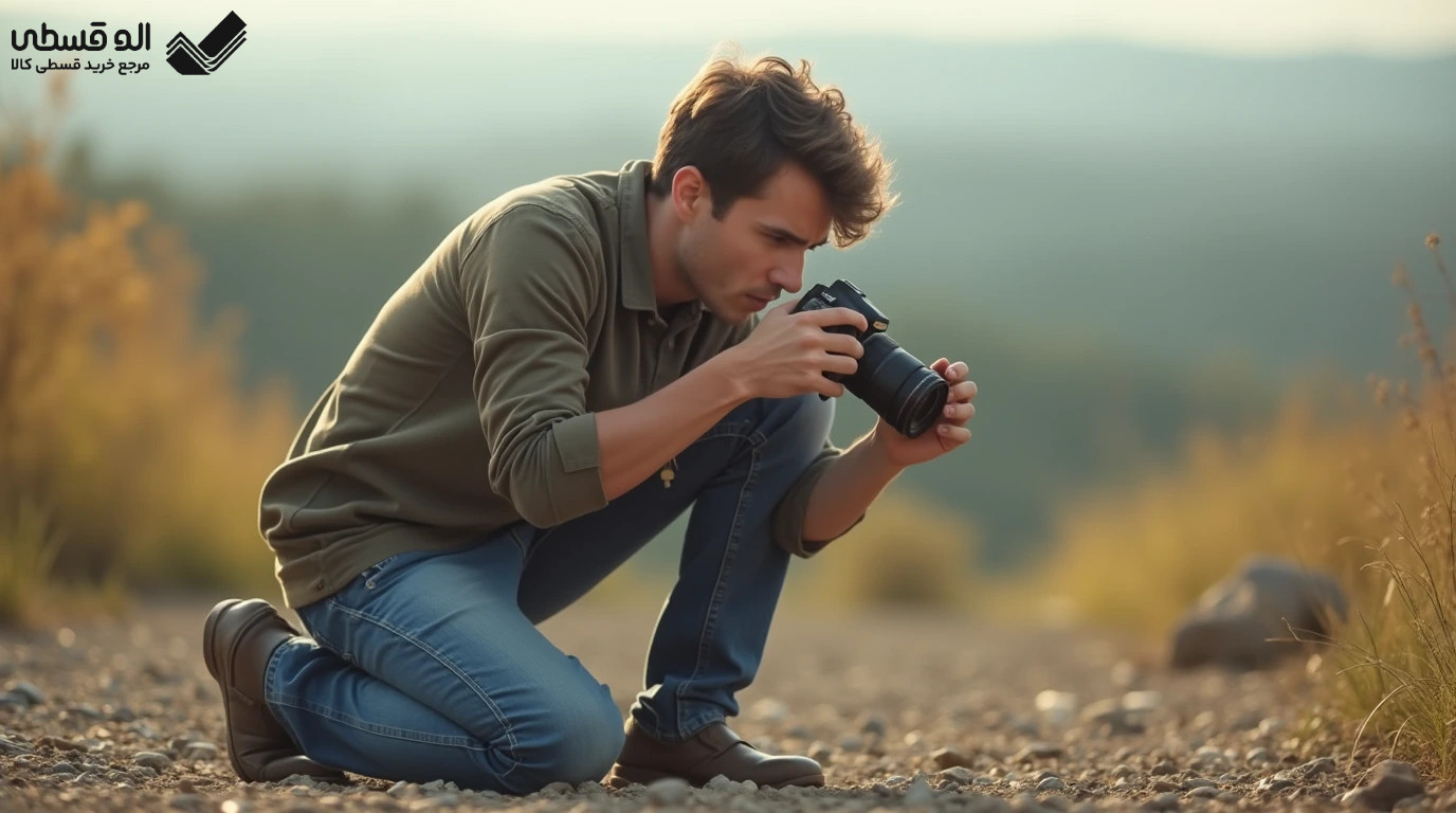 مردی که در حال عکاسی از طبیعت