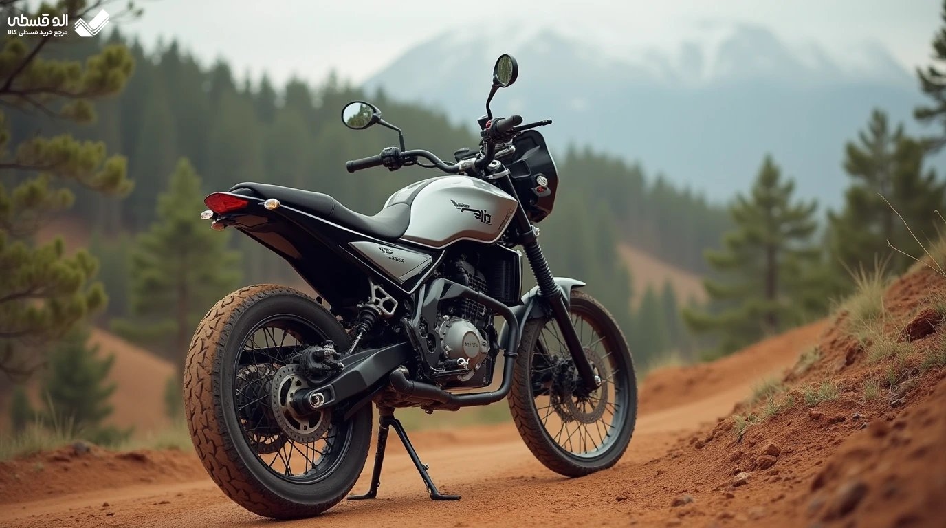 یک موتور با کلاس کراس اوور در یک جاده خاکی در کوه 