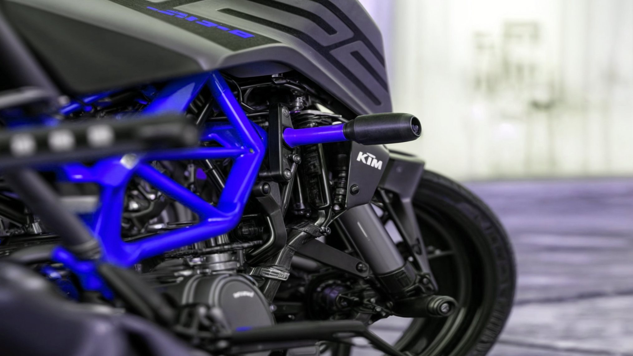 یک موتور سیکلت که با پروتکشن محافظت شده است