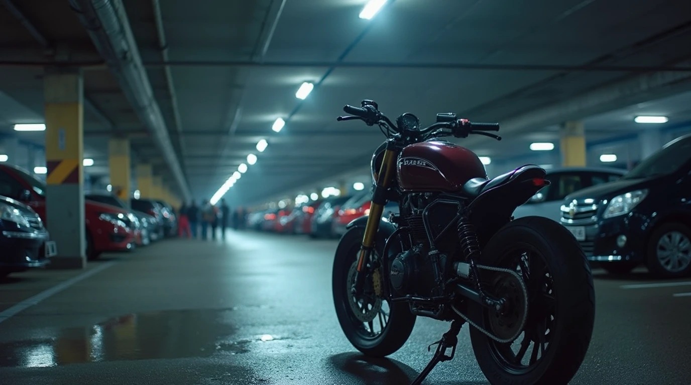 موتور سیکلت در پارکینگ