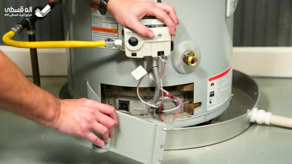 فردی در حال نصب و روشن کردن اب گرمکن ایران شرق