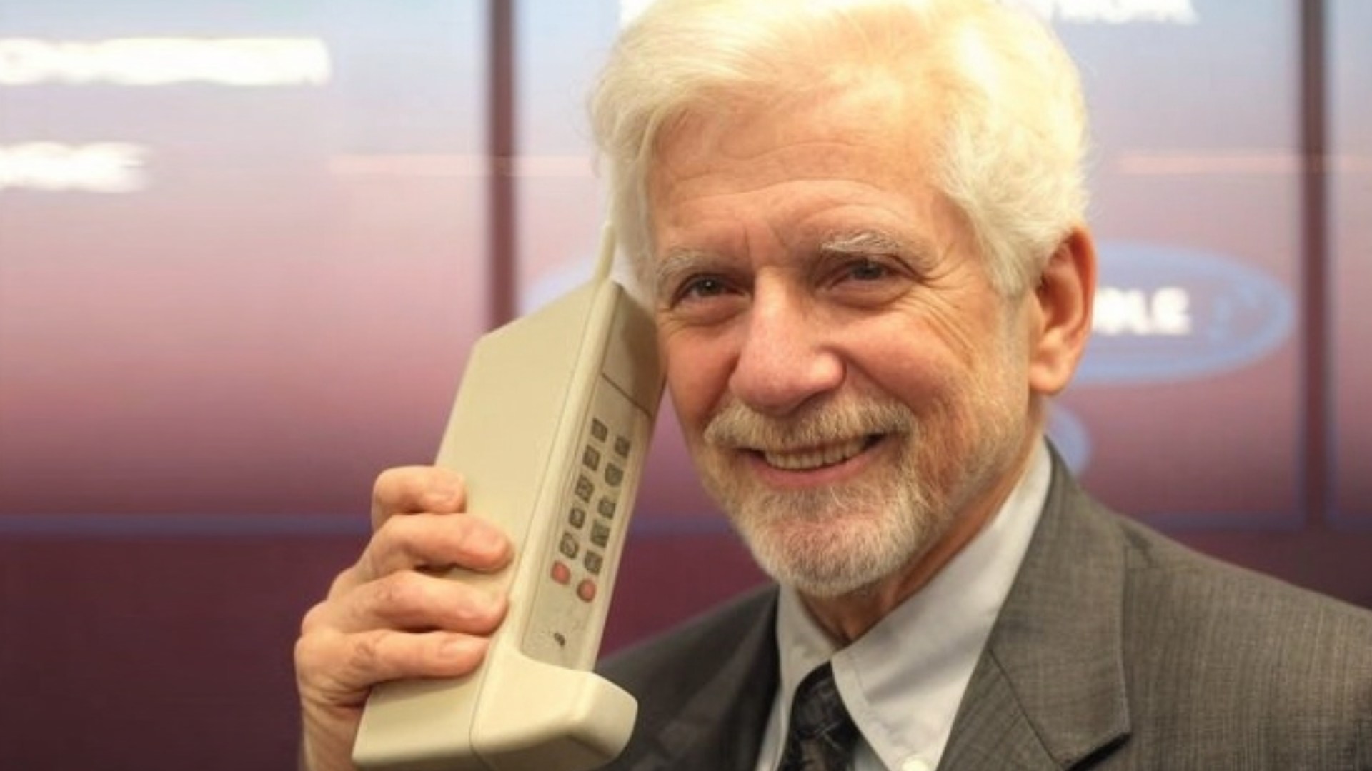 مارتین کوپر در کنار اولین گوشی جهان