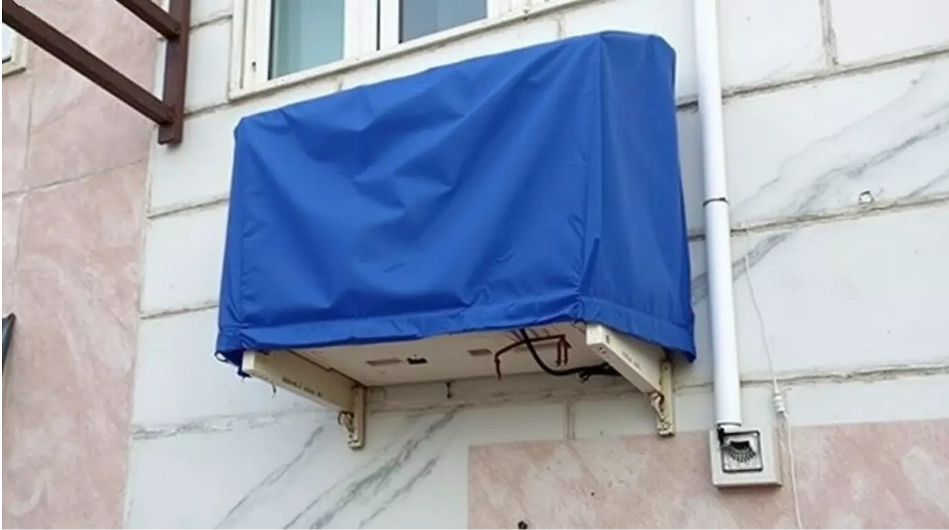 کاور کولر گازی که روی یونیت خارجی کشیده شده است