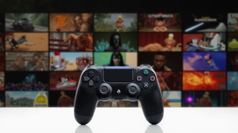 یک دسته کنسول بازی و یک پس زمینه که بازی های مختلف را نشان میدهد