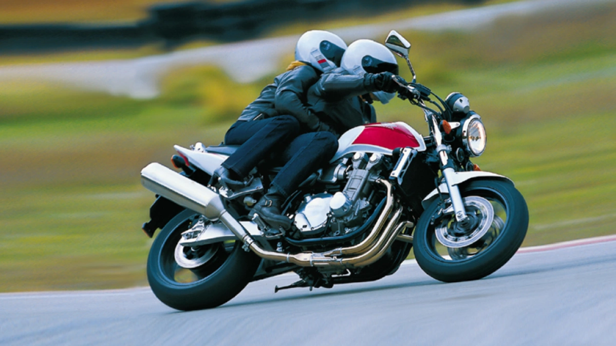 دو شخص که سوار بر موتور هوندا CB1300 هستند