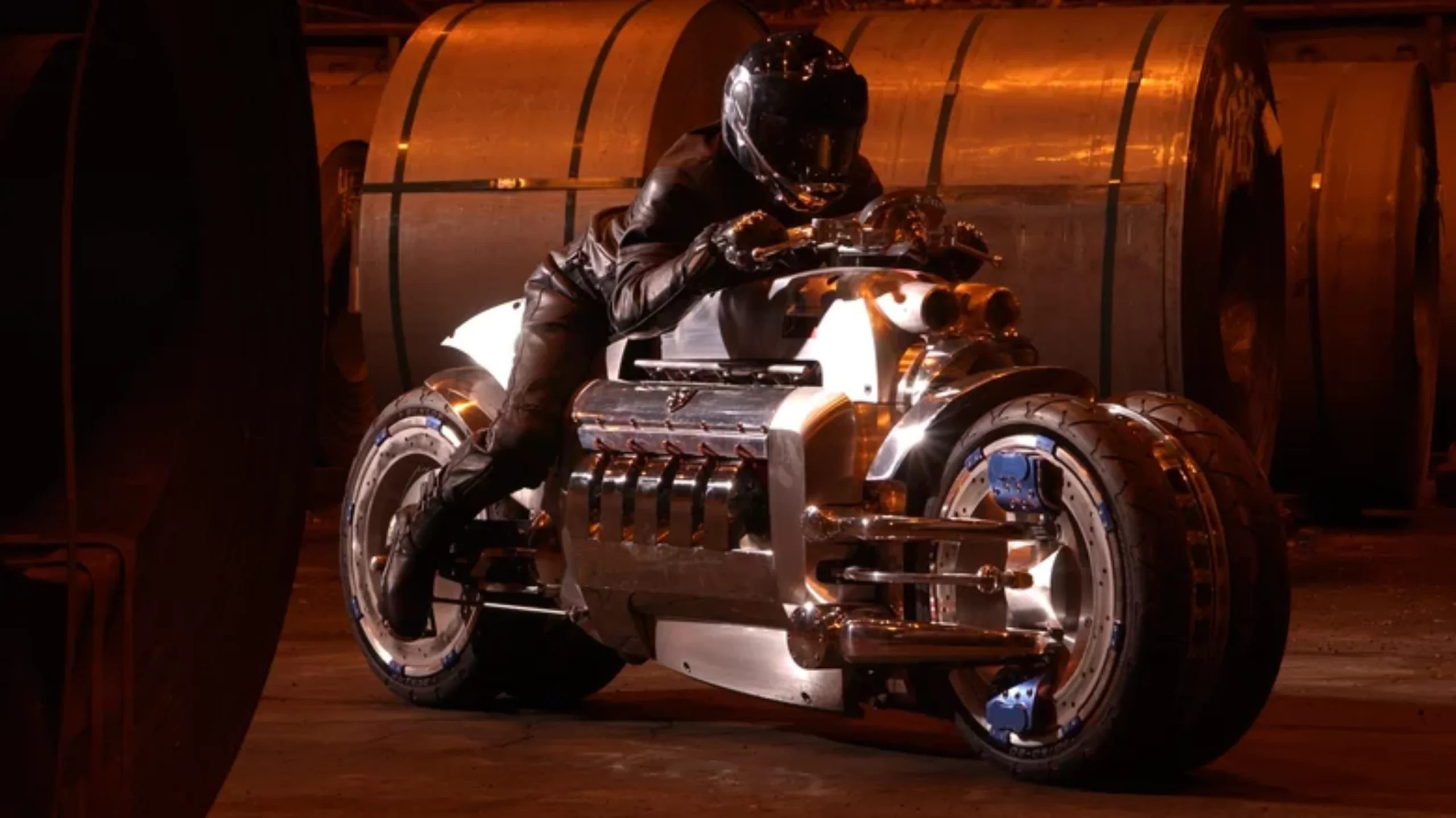 Dodge Tomahawk که فردی روی آن نشسته است