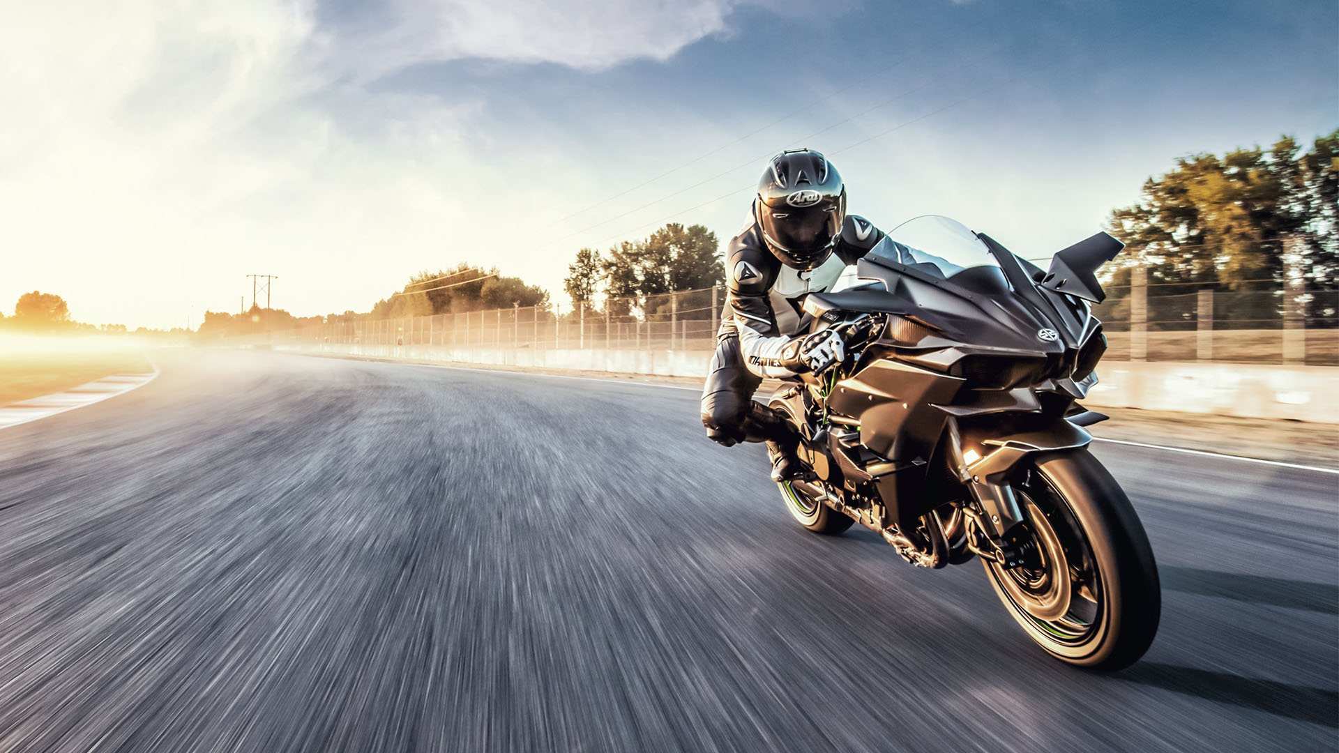 یک سوار بر روی موتور کاوازاکی نینجا H2R در حال حرکت در یک جاده با سرعت بسیار زیاد 