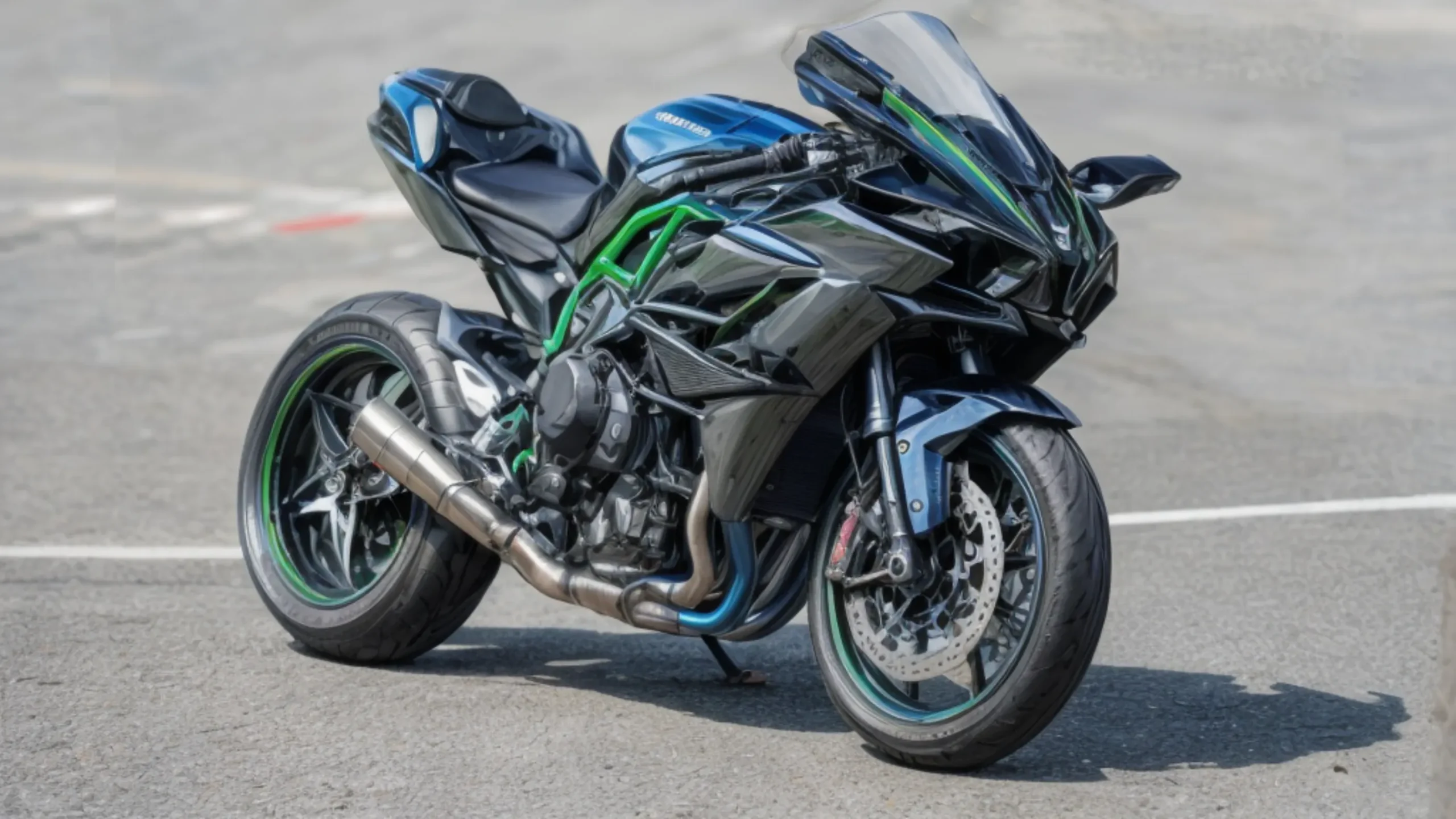 موتور کاوازاکی نینجا H2R بر روی اسفالت در یک خیابان 