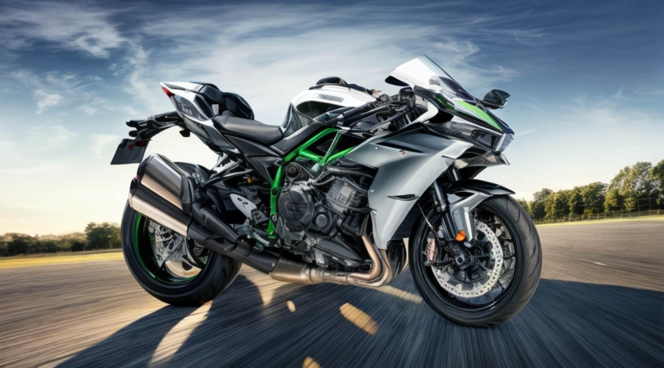 موتور کاوازاکی نینجا H2R بر روی اسفالت در یک خیابان از نمای کنار 