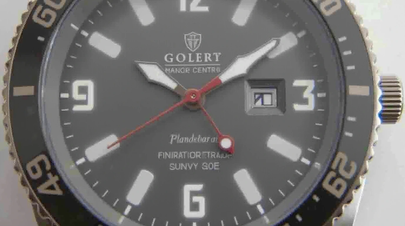 ساعتی با عقربه ها و نشانکگ های بی کیفیت 