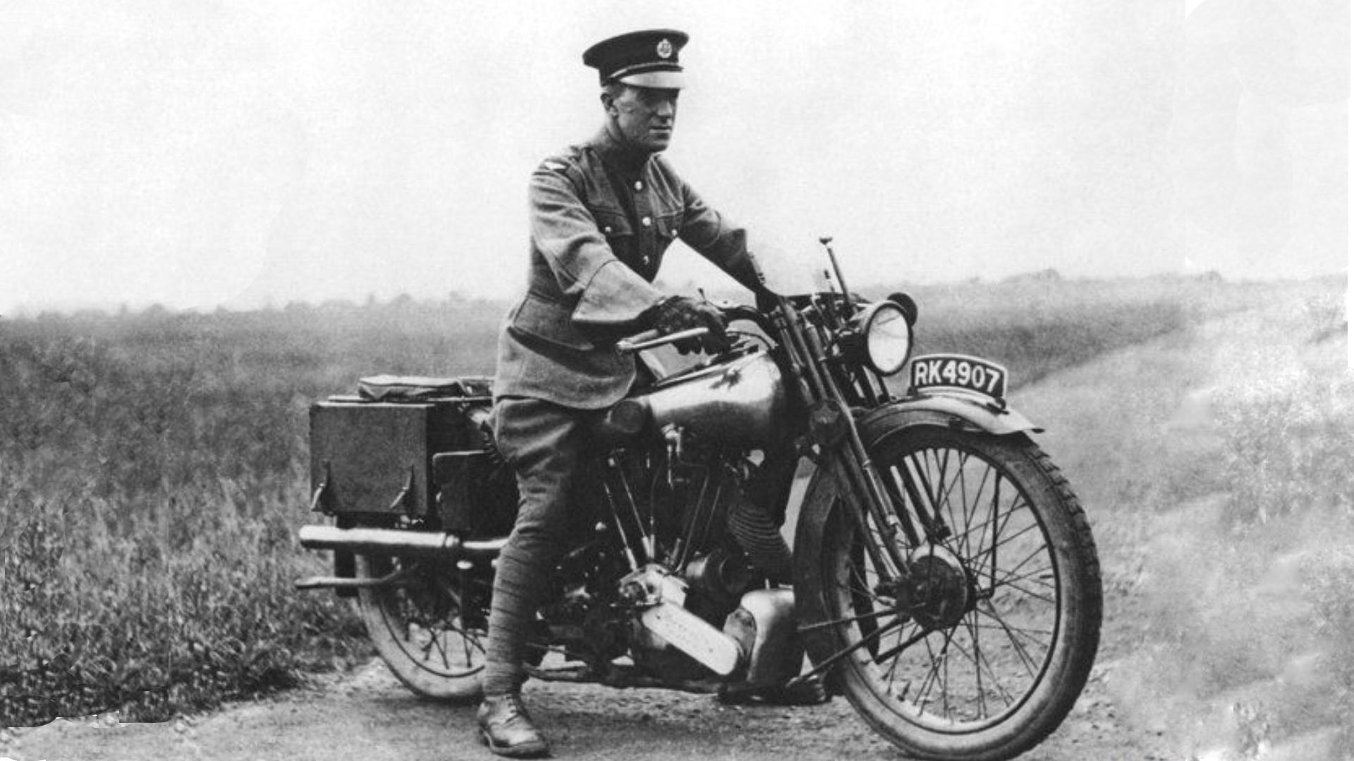 تصویری از T.E. Lawrence که روی موتور نشسته است