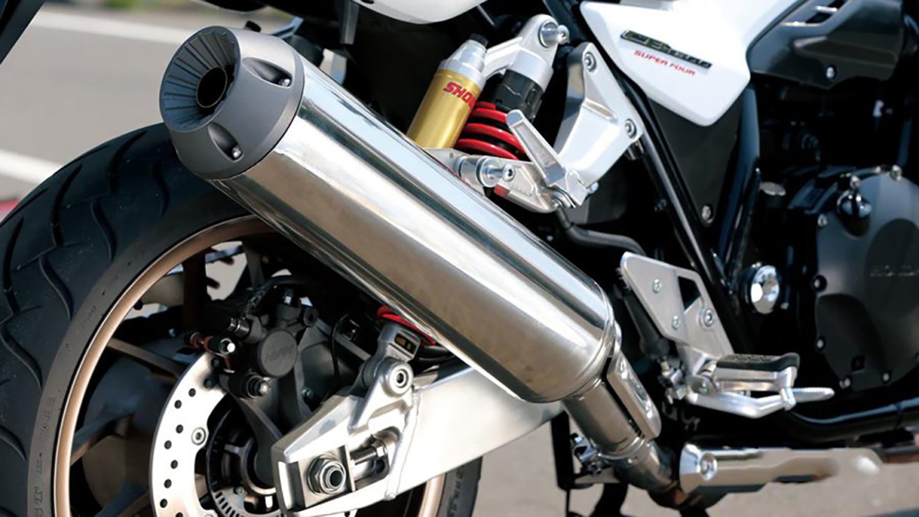 تصویری از اگزوز موتور CB1300 برای تاریخچه موتور CB1300