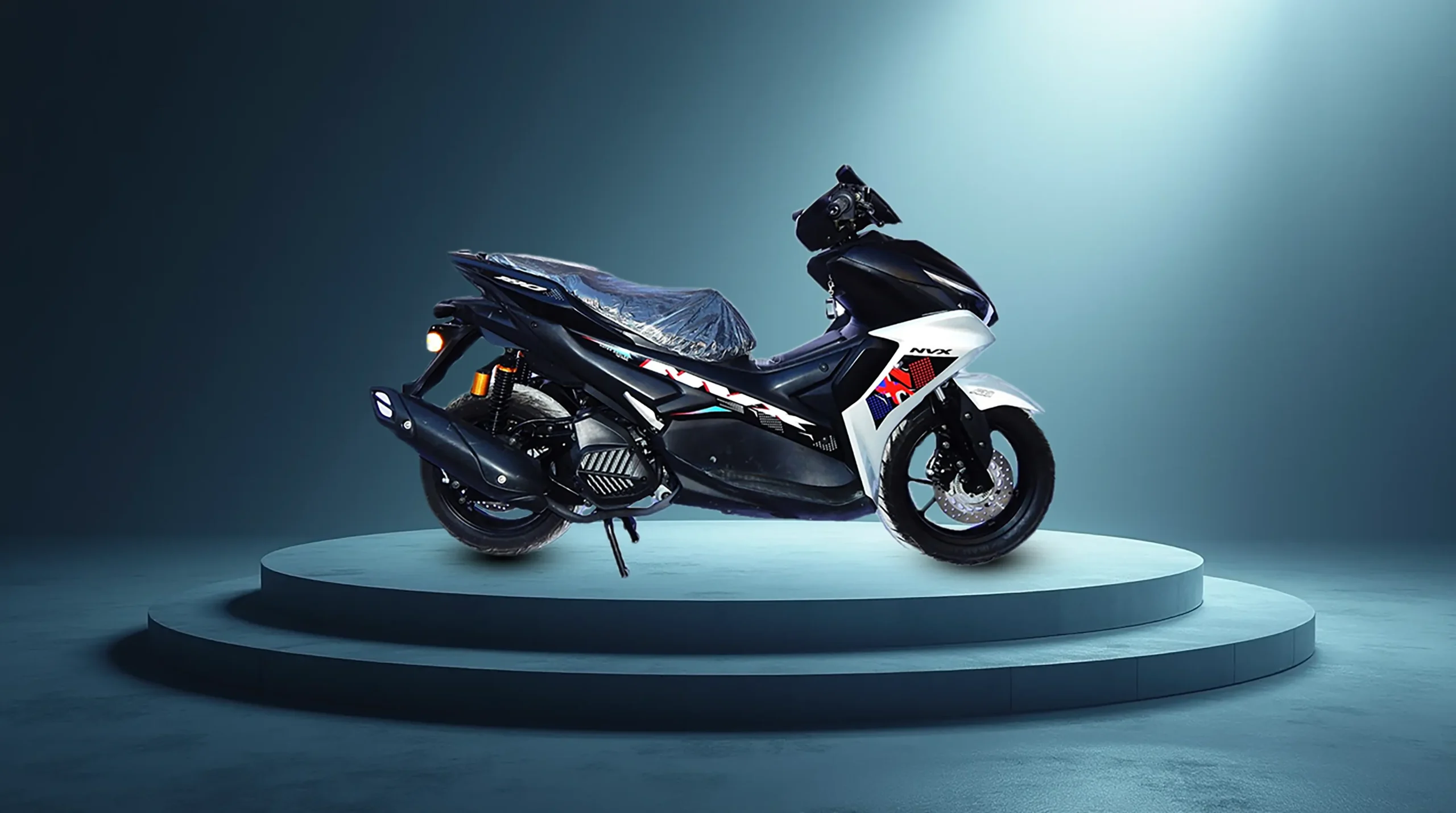 تصویری از موتور سیکلت کبیر موتور RISE NVX 180 روی یک صحنه 