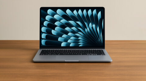 تصویری از یک مک بوک ایر M4 رو میز