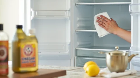 تصویری از بوی نامطبوع یخچال
