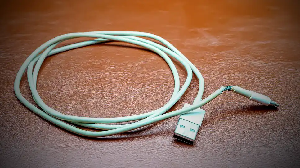 کابل، آداپتور و لوازم جانبی؛ مهمترین دلیل فست شارژ نشدن گوشی سامسونگ