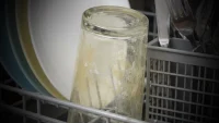 علت زرد شدن لیوان در ماشین ظرفشویی