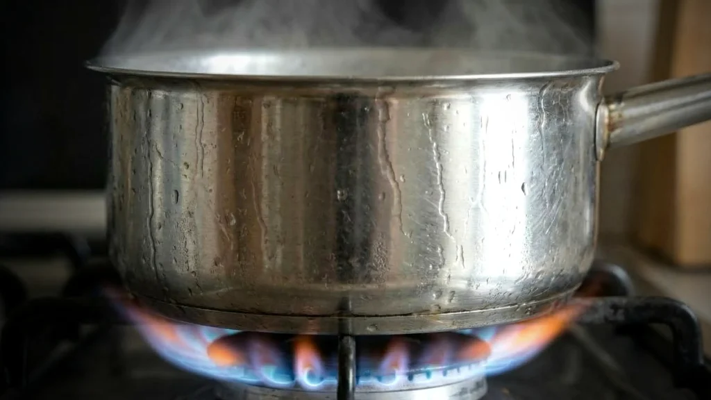 خیس بودن کف قابلمه