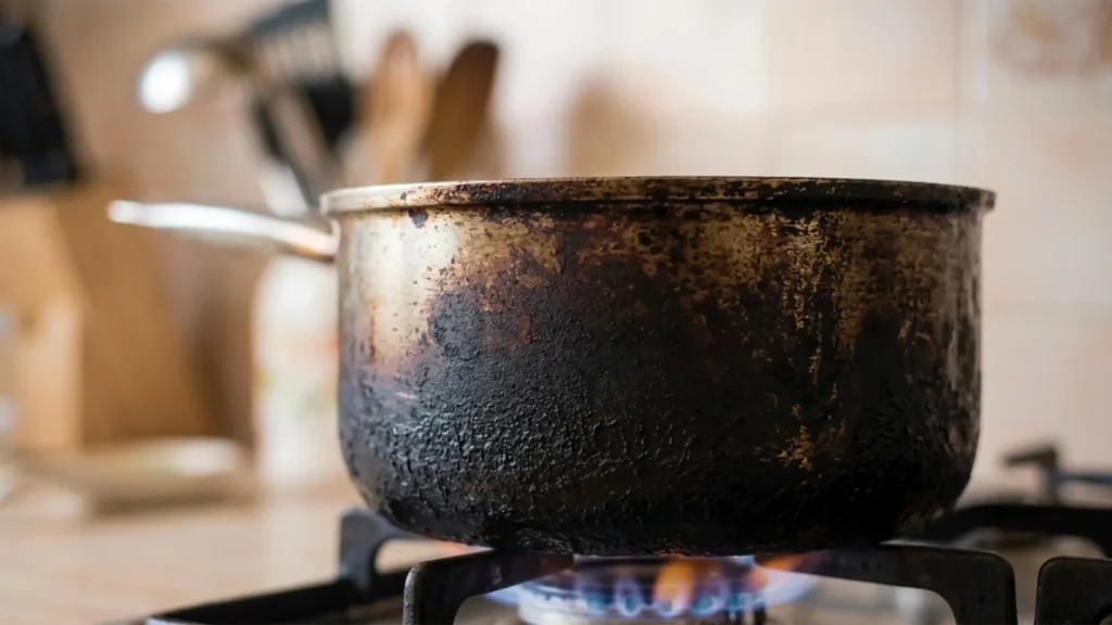 علت سیاه شدن قابلمه روی گاز چیست