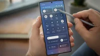 تصویر فردی که یک گوشی S25 Ultra در دست دارد و در کنار آن قلم S Pen در S25 Ultra دیده میشود و علامت بلوتوث